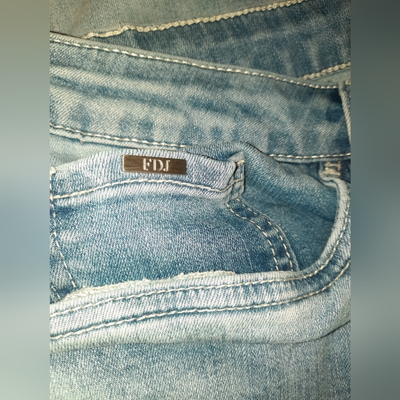 FDJ Olivia distressed pencil crop jeans size 16 excellent used condition - Picture 9 of 11